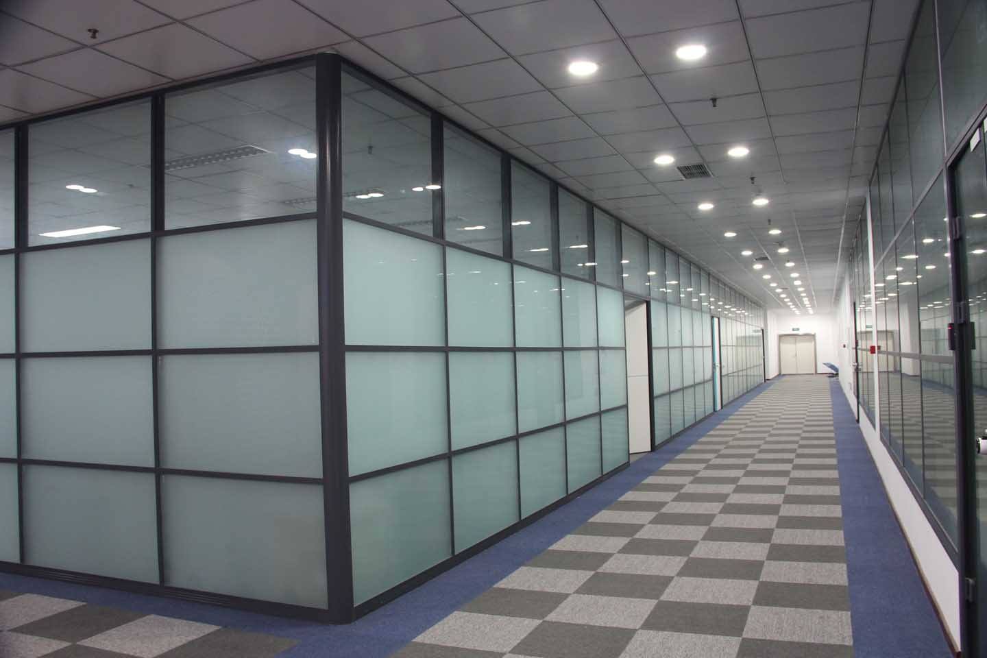 玻璃隔断公司介绍玻璃砖与镜面玻璃安装质量标