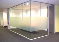 使用玻璃隔断让办公室看起来更通透